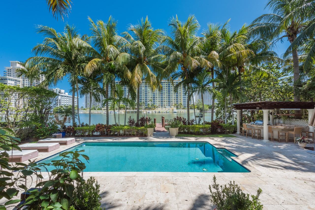 5655 Pine Tree Dr - Photo 2 of 21