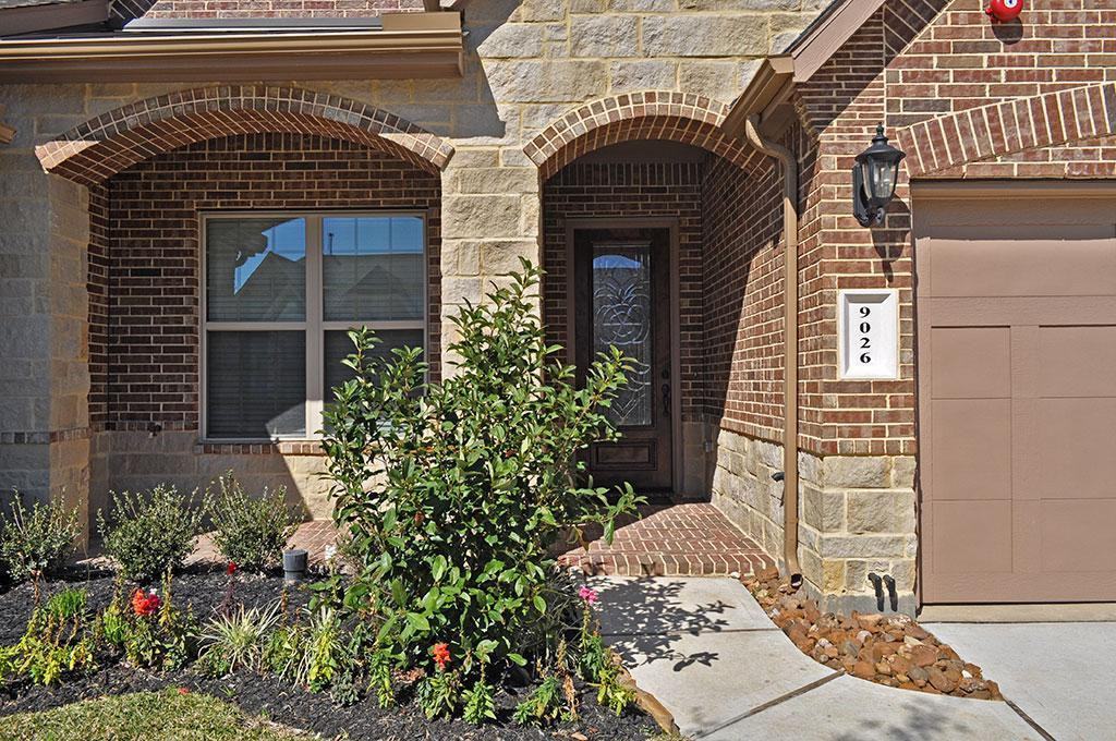 9026 Centennial Dr - Photo 2 of 32