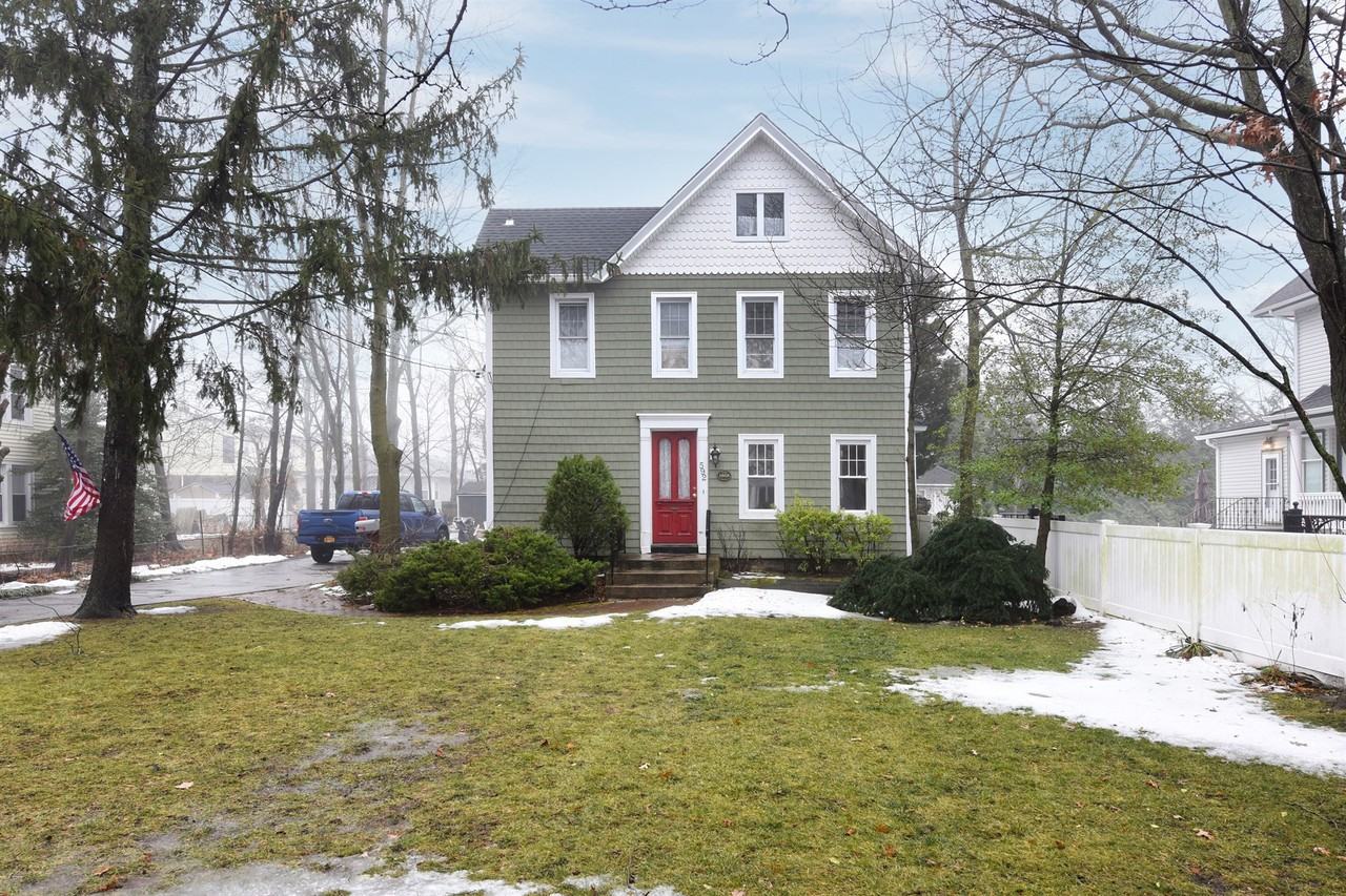 592 Scranton Ave - Photo 2 of 15