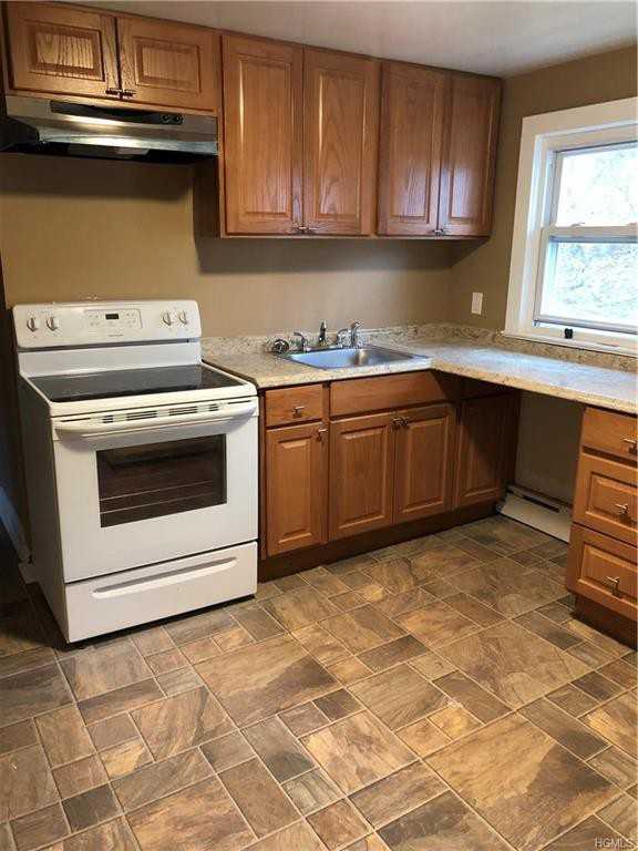 10 Suffern Ln - Photo 2 of 10