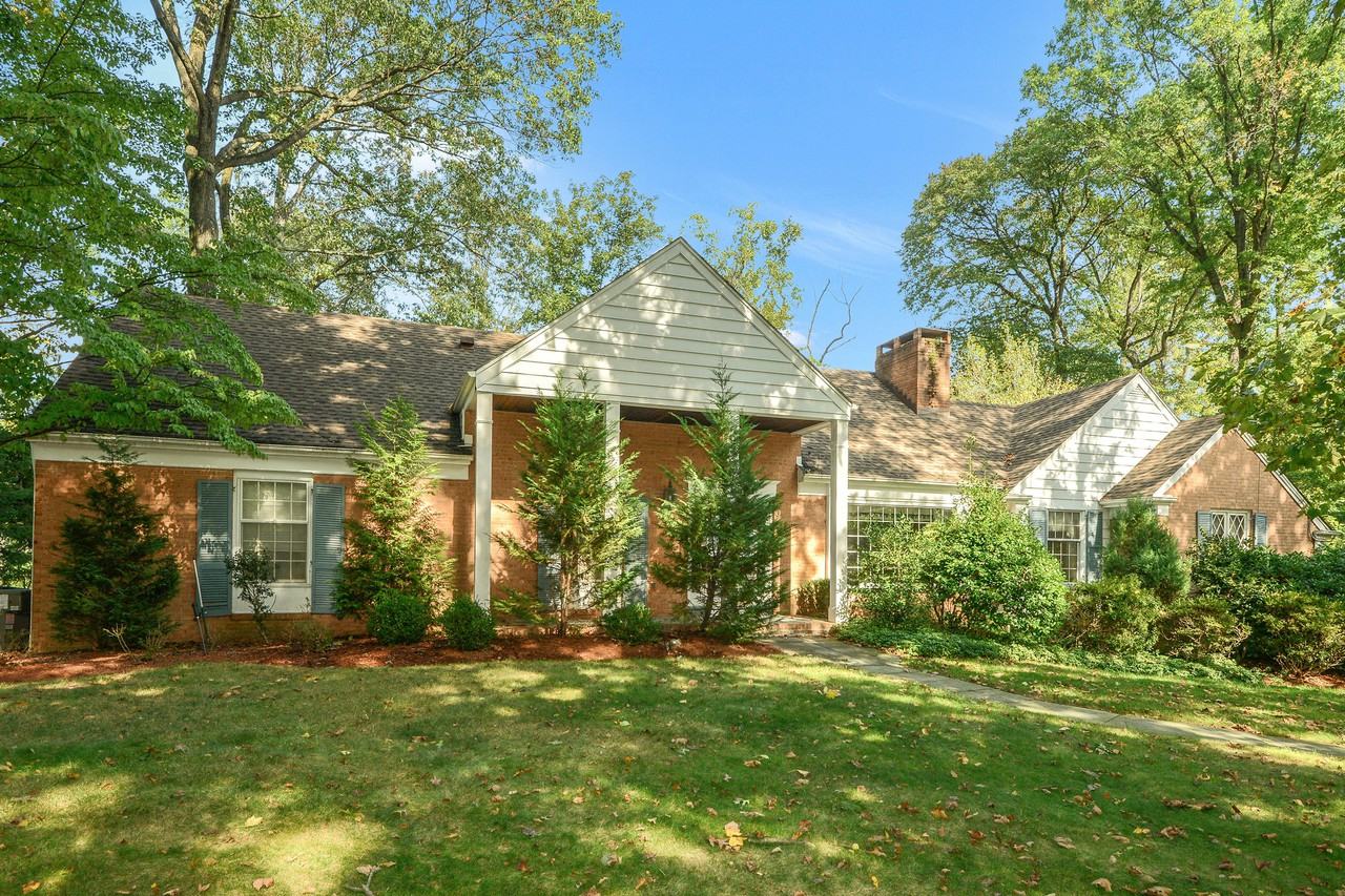 8 Duck Pond Rd - Photo 3 of 12