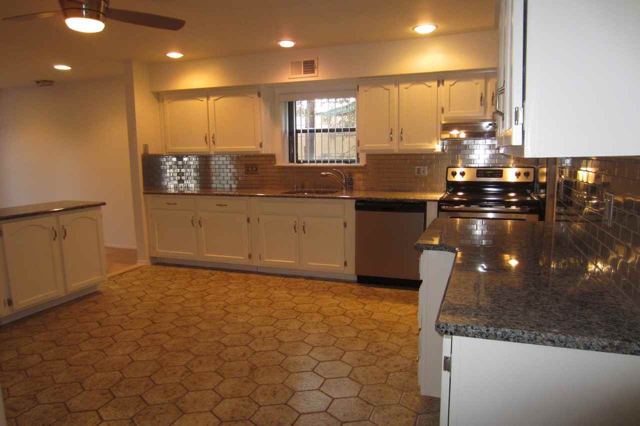 26 Wimbledon Ct - Photo 3 of 14