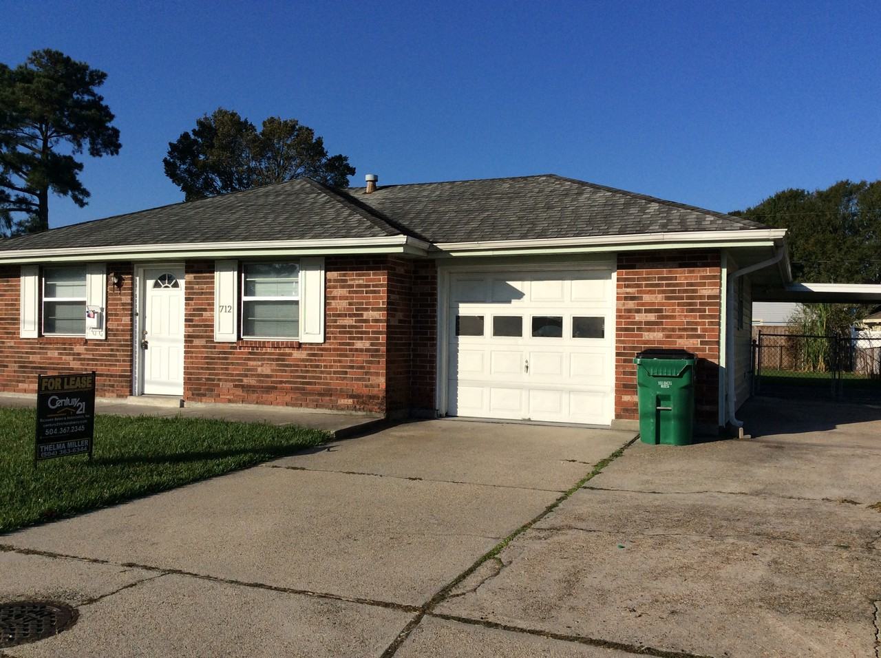 712 Oakwood Dr - Photo 2 of 13