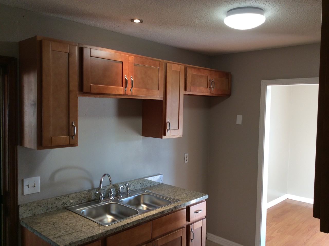 712 Oakwood Dr - Photo 3 of 13