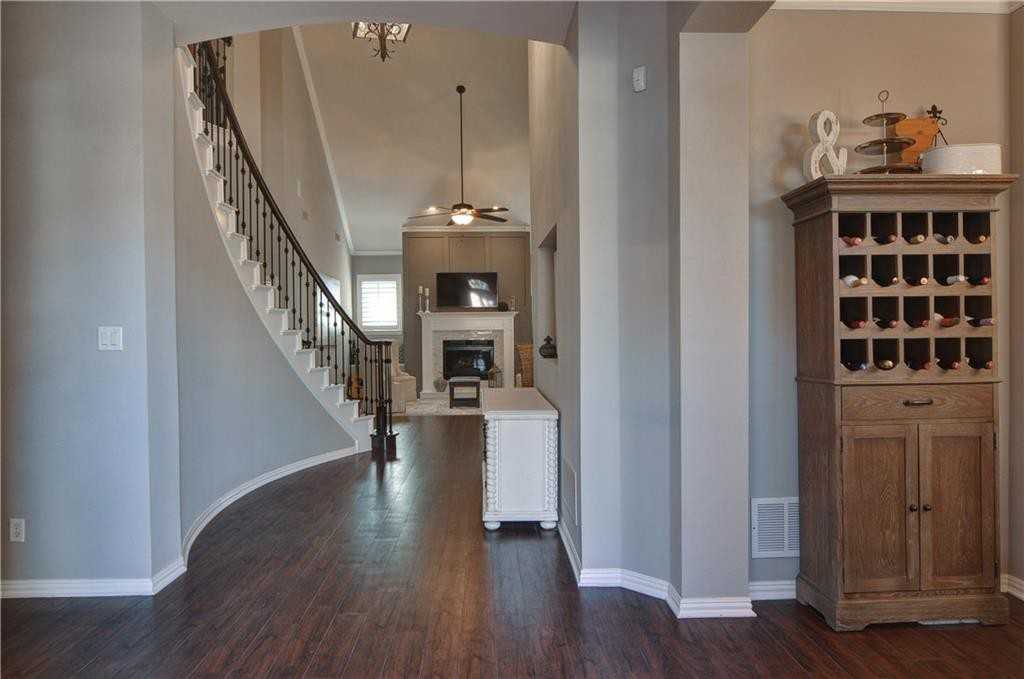 5619 Travis Dr - Photo 2 of 26