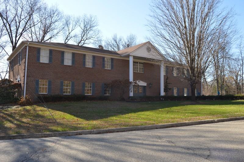 4 Manor Dr #4 - Photo 3 of 8