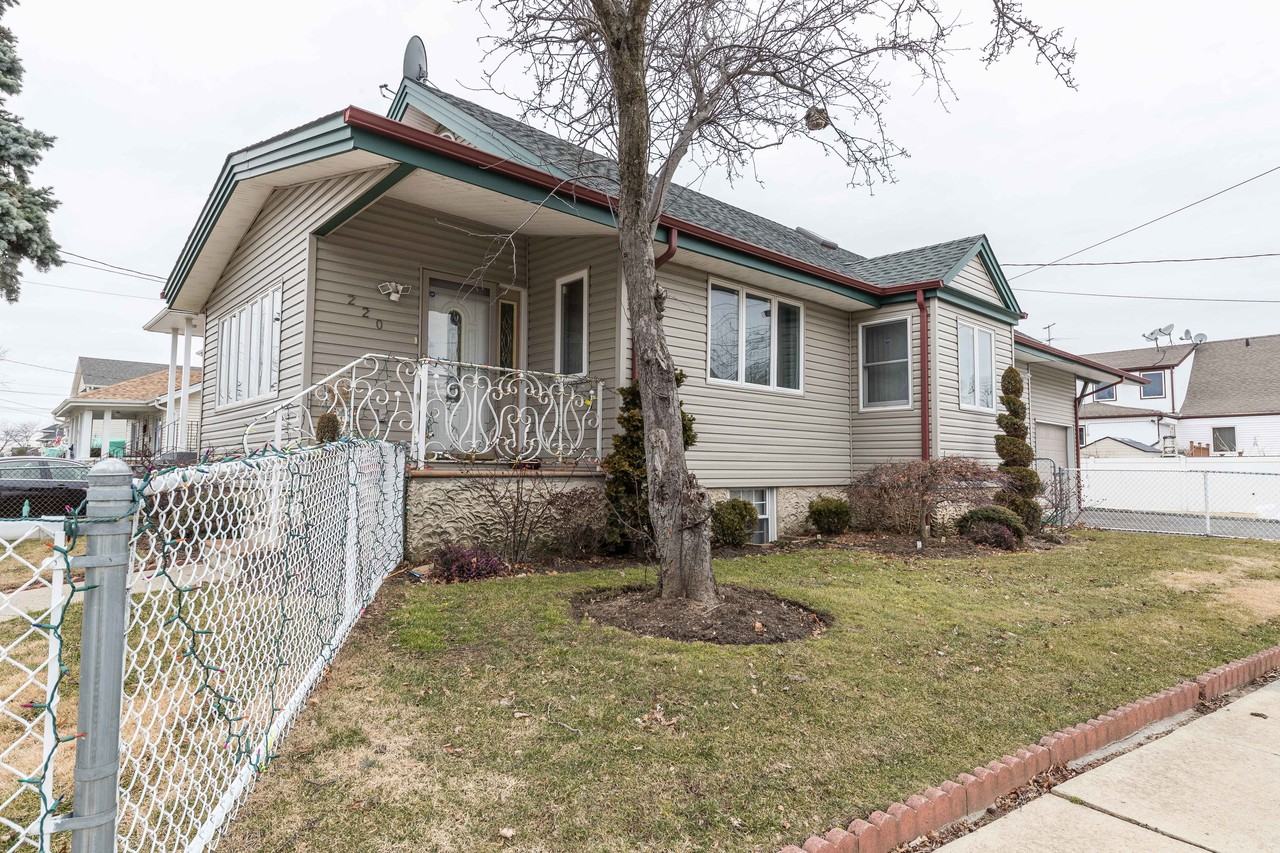 220 Anchor Ave - Photo 2 of 13