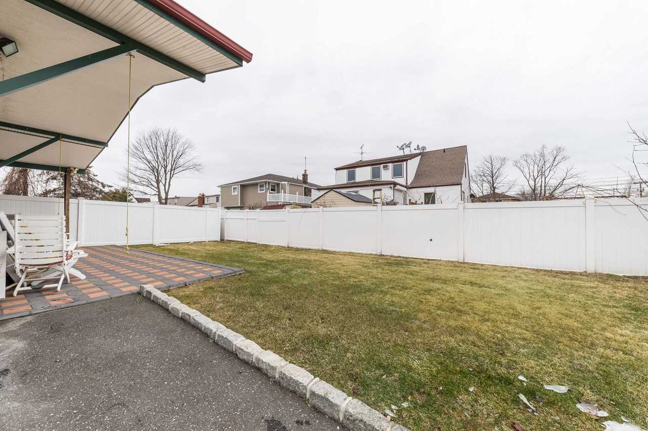 220 Anchor Ave - Photo 3 of 13