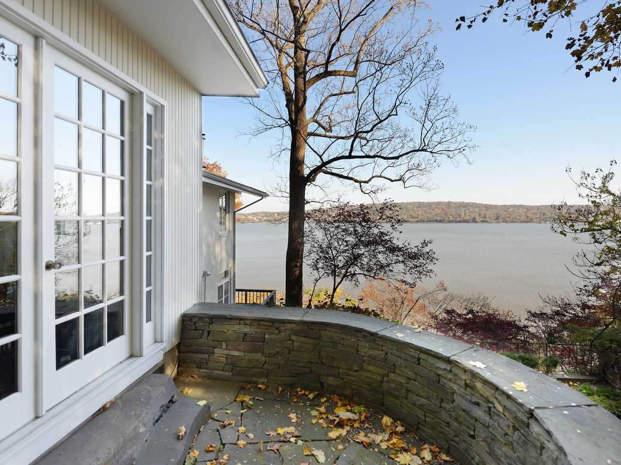 40 Lawrence Ln - Photo 2 of 30