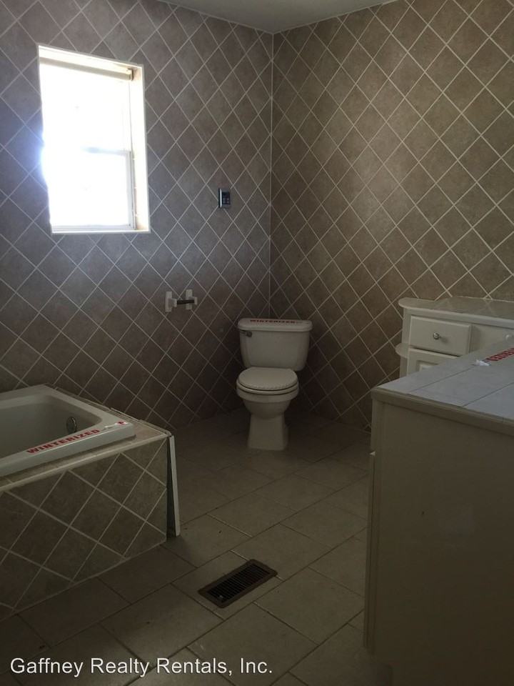 206 Roberts St - Photo 3 of 9