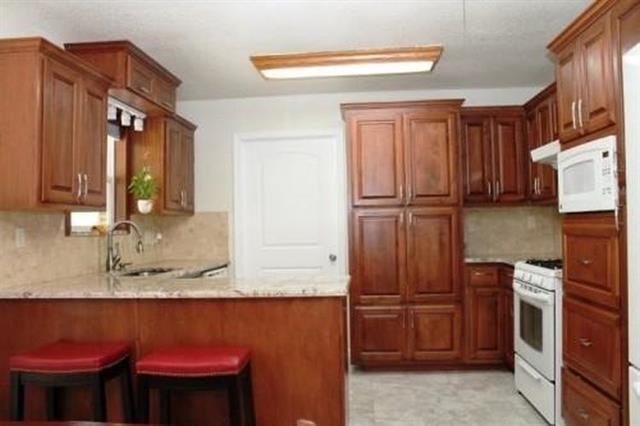 2506 Oak Ln - Photo 2 of 11