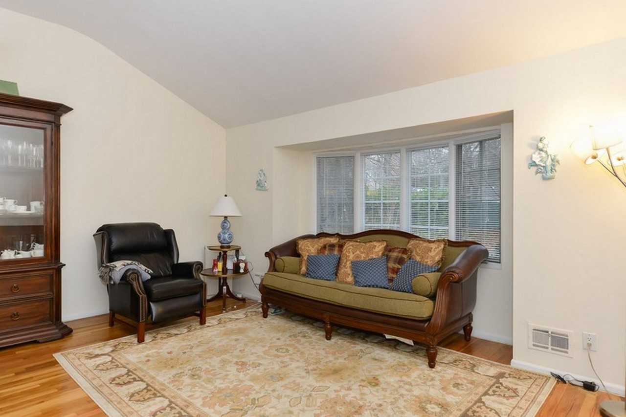 1154 Glen Cove Ave - Photo 2 of 12