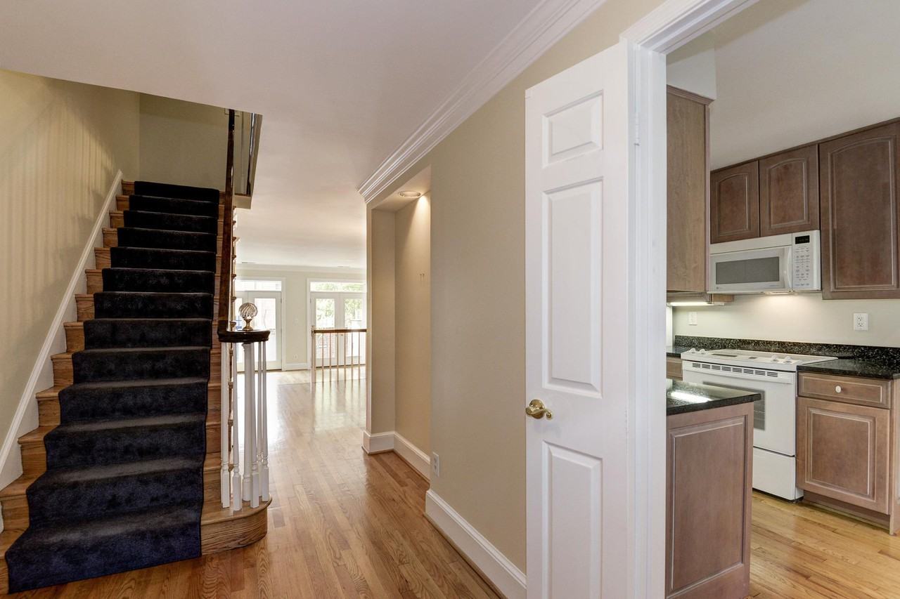 1168 N Pitt St - Photo 3 of 20