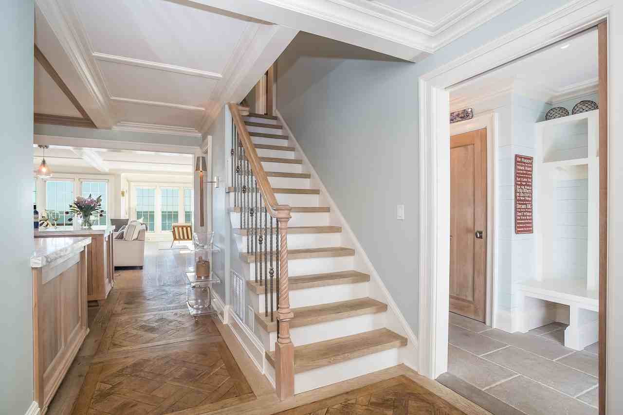 50 Harborview Ave - Photo 3 of 39