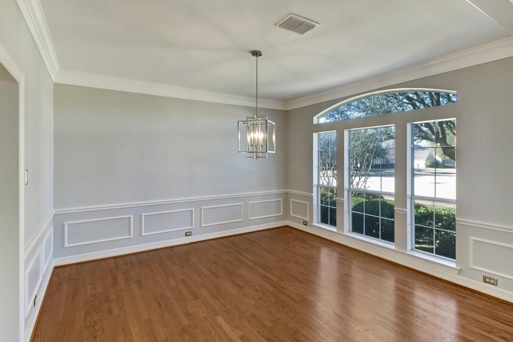 301 Lovegrass Ln - Photo 2 of 32