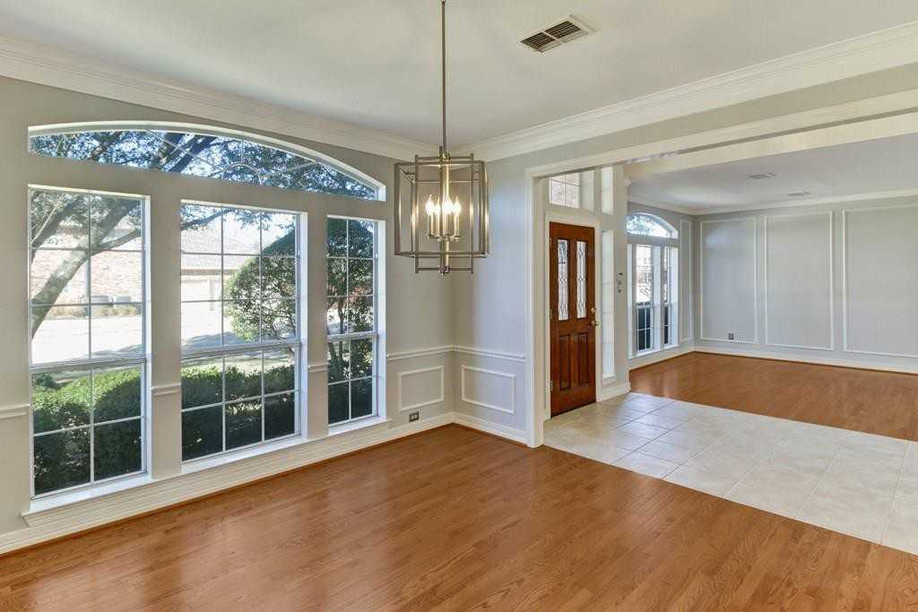 301 Lovegrass Ln - Photo 3 of 32