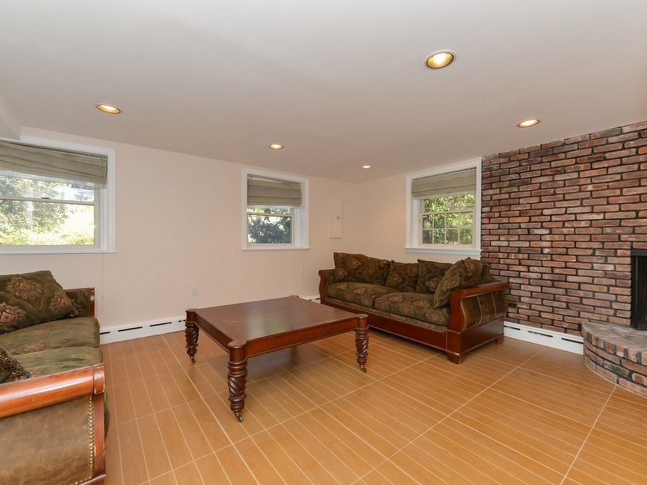 11 Quaker Ridge Dr - Photo 2 of 16