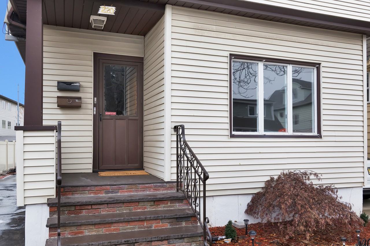 220 Hathaway St - Photo 2 of 10