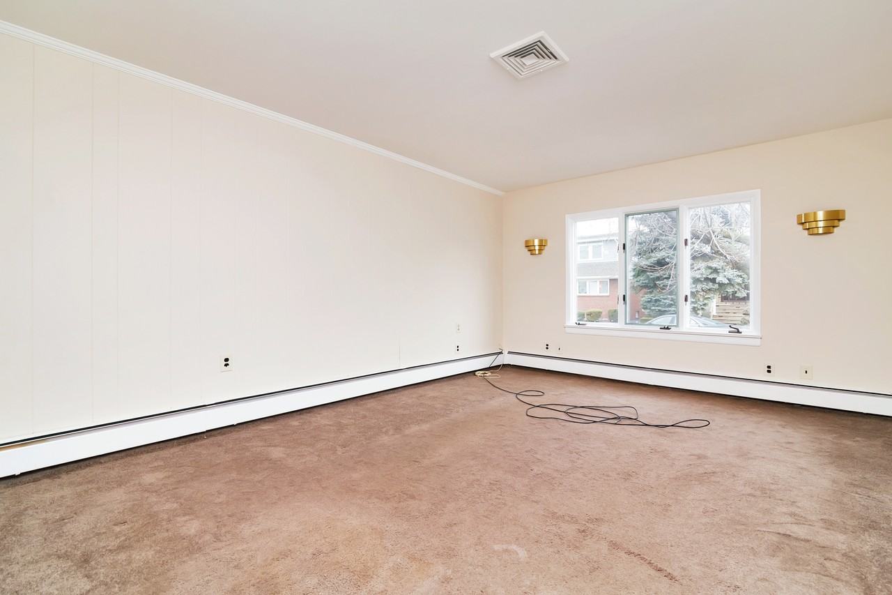 220 Hathaway St - Photo 3 of 10