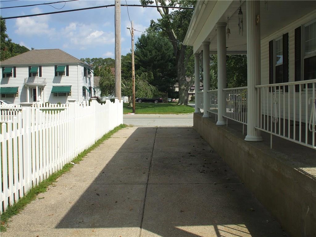 1062 Smithfield Ave - Photo 3 of 25