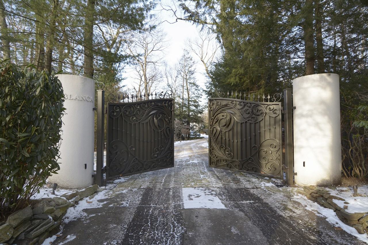 20 Bessel Ln - Photo 2 of 37