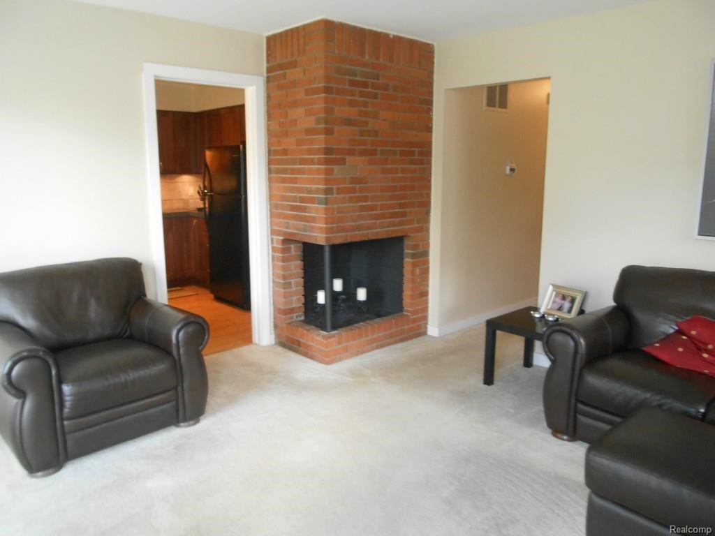 136 Noble St - Photo 3 of 22