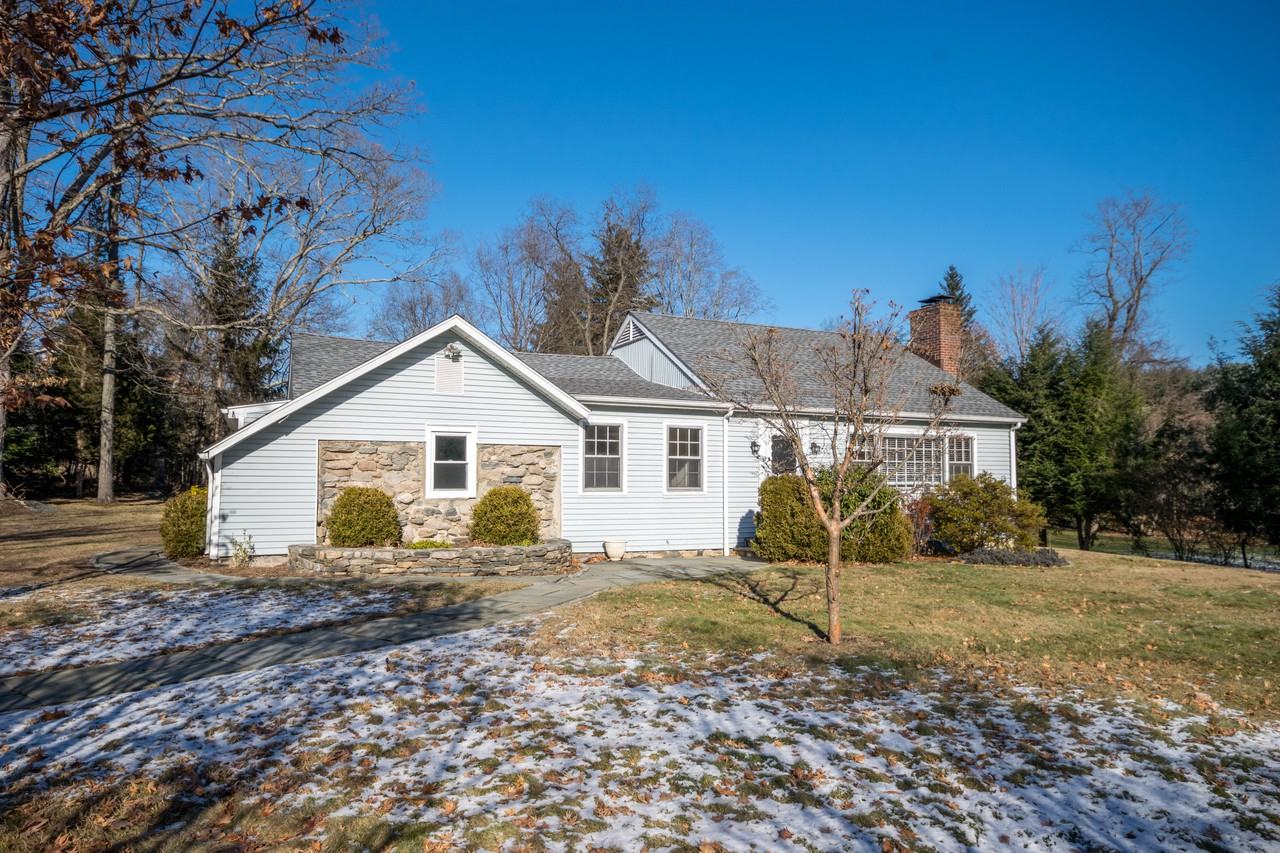 32 Knapp Ln - Photo 2 of 17