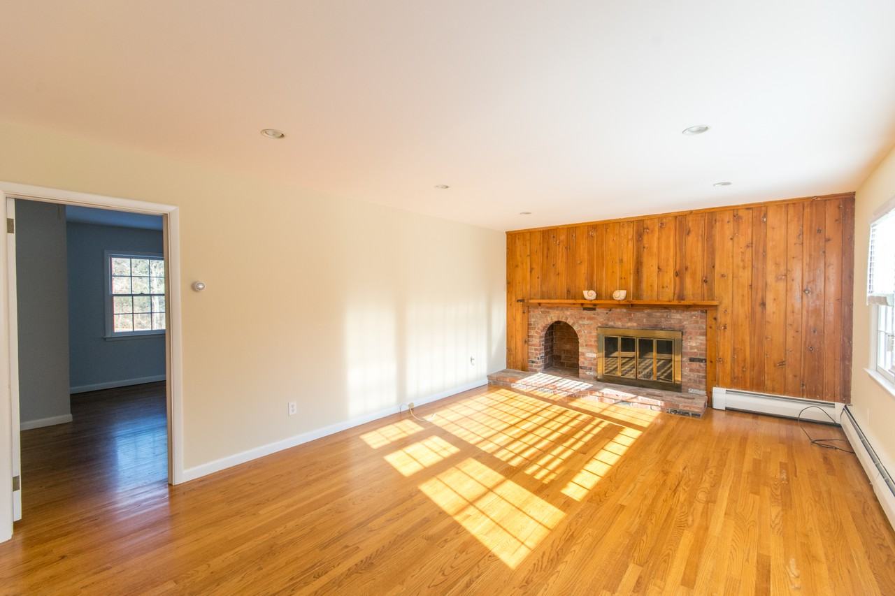 32 Knapp Ln - Photo 3 of 17