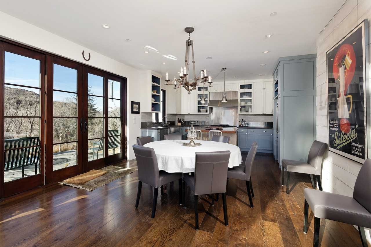 301 Liberty Ln - Photo 2 of 11