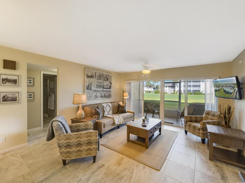 2400 S Ocean Dr #813