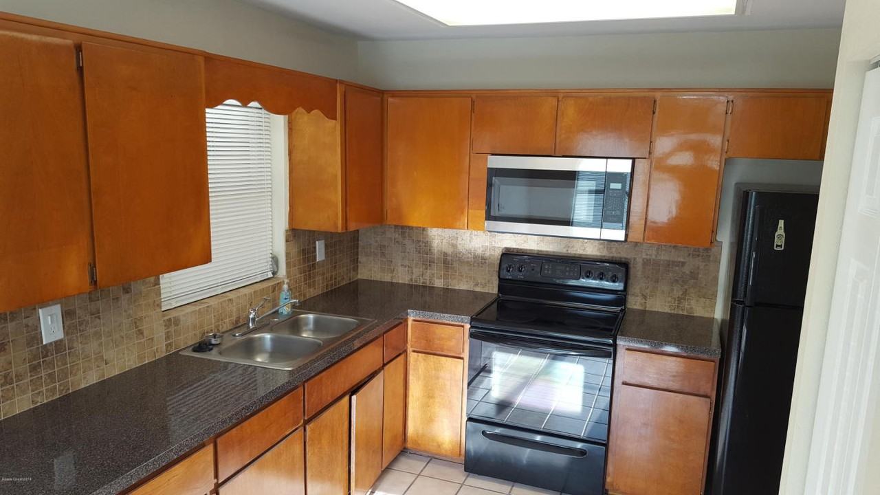 808 7th St - Photo 2 of 7