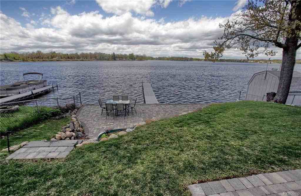 27 Danforth St - Photo 3 of 32