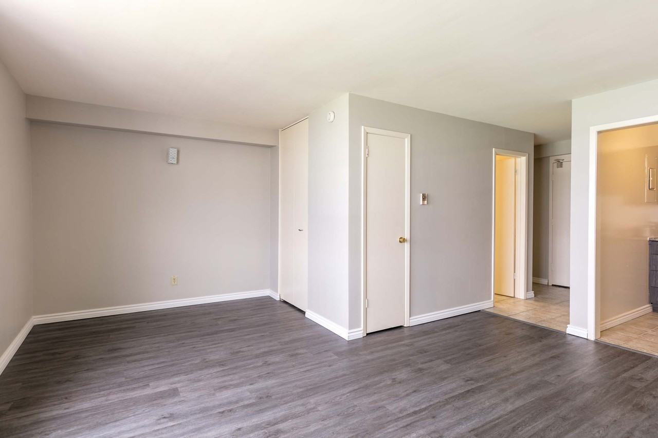 8885 Riverside Drive East - Photo 3 of 8