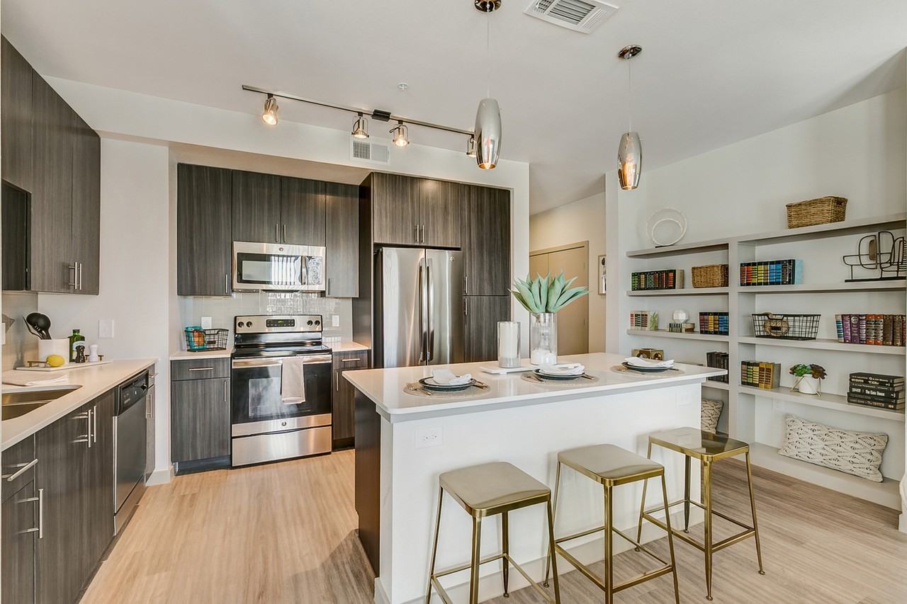 999 Scenic Hill Dr - Photo 2 of 21