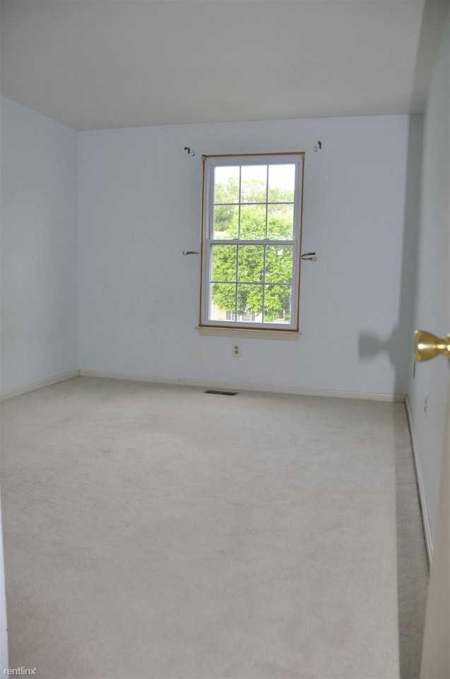38 Battersea Bridge Ct - Photo 2 of 16