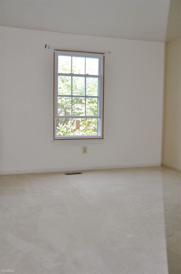 38 Battersea Bridge Ct - Photo 3 of 16