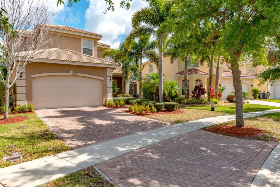 8033 Emerald Winds Cir - Photo 3 of 37