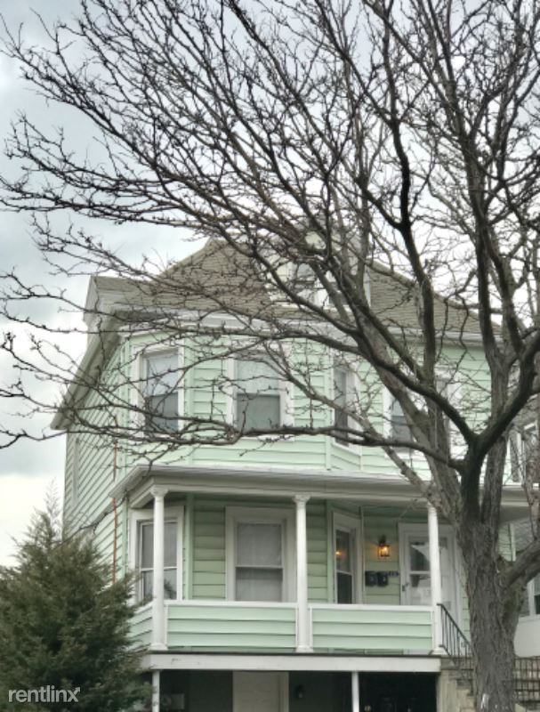 131 Beekman Ave - Photo 2 of 9