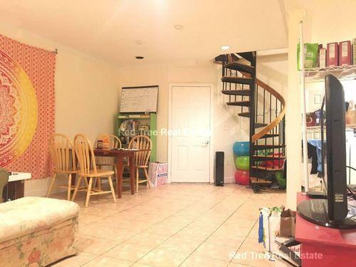 262 Bridge St - Photo 2 of 8