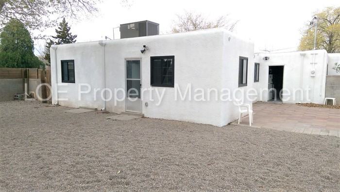 800 Palomas Dr NE - Photo 3 of 14