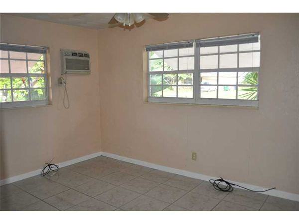 6425 SW 25th St - Photo 2 of 7