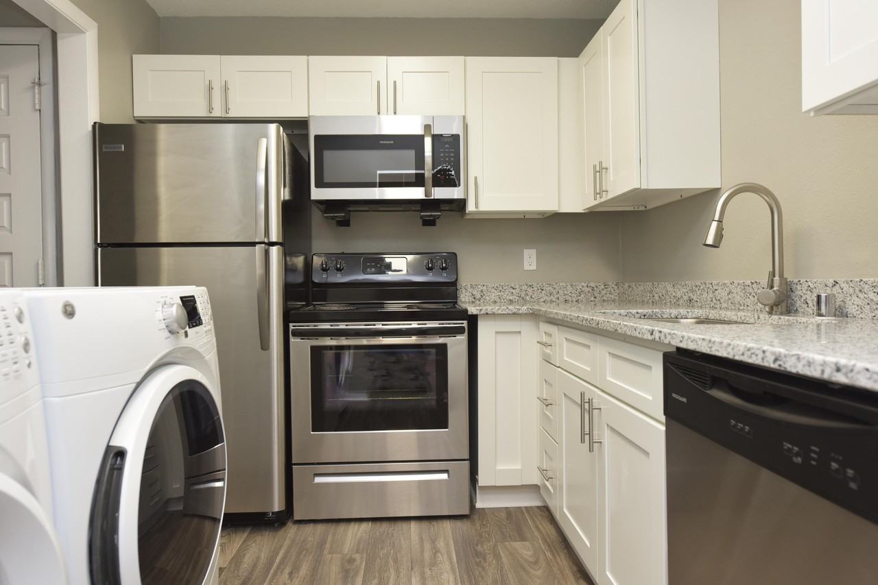 1800 Arboretum Circle - Photo 2 of 8
