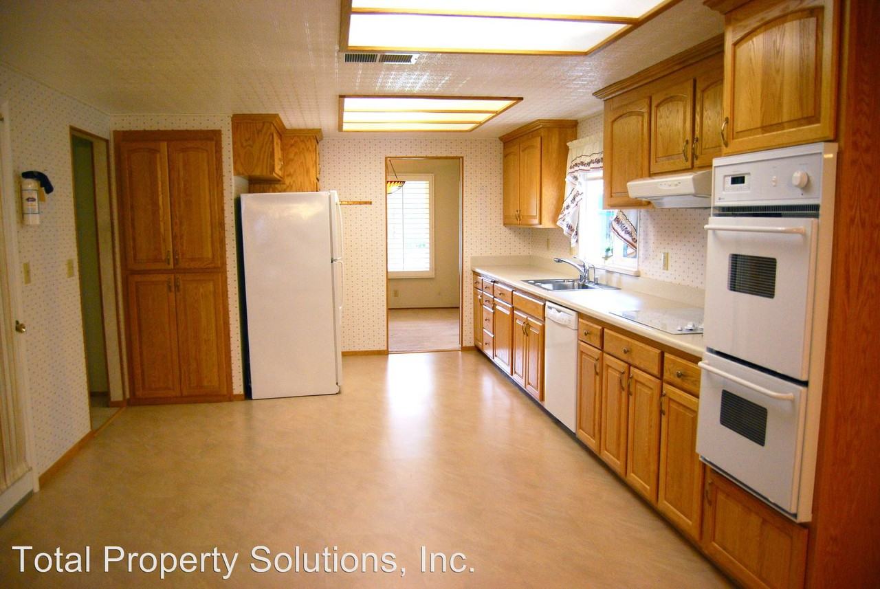 1828 Boxwood Dr - Photo 2 of 10