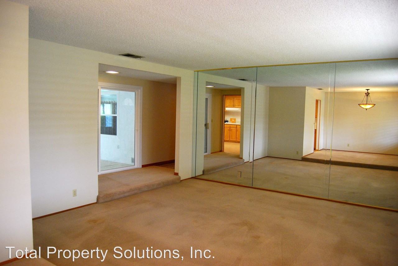 1828 Boxwood Dr - Photo 3 of 10