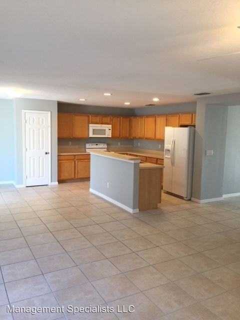 2031 SW Hampshire Ln - Photo 2 of 15
