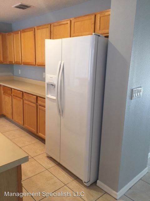 2031 SW Hampshire Ln - Photo 3 of 15