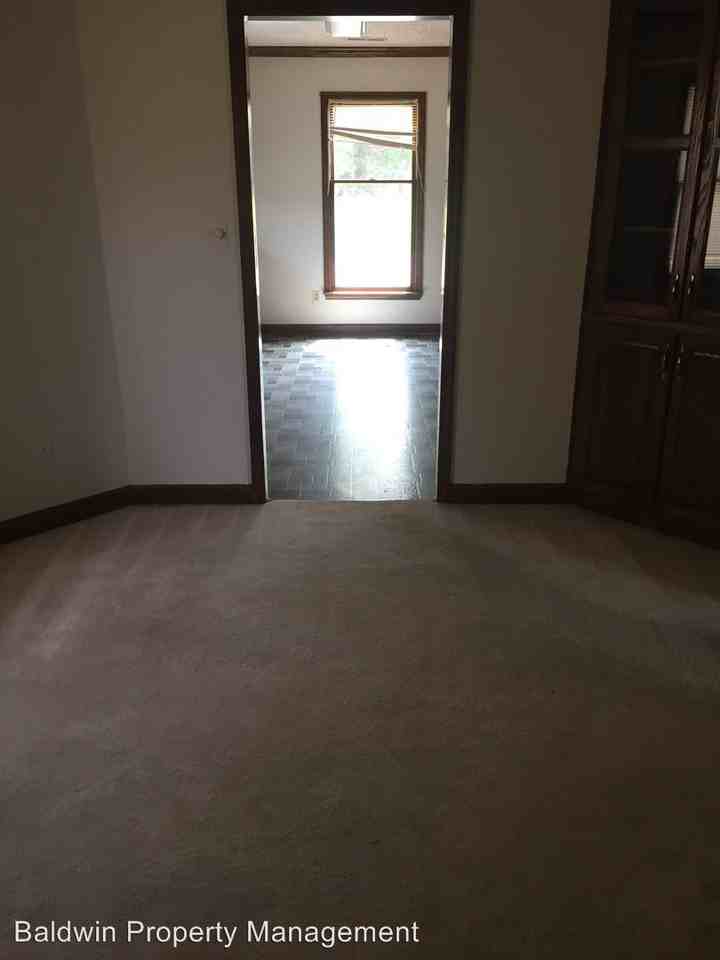 900 Highland Glen Rd - Photo 3 of 14