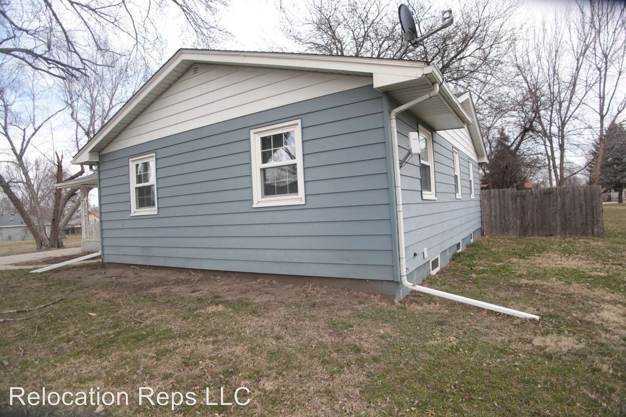 1207 12th St - Photo 2 of 20