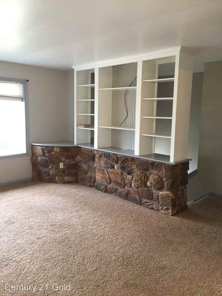 1089 Elwood St - Photo 2 of 11