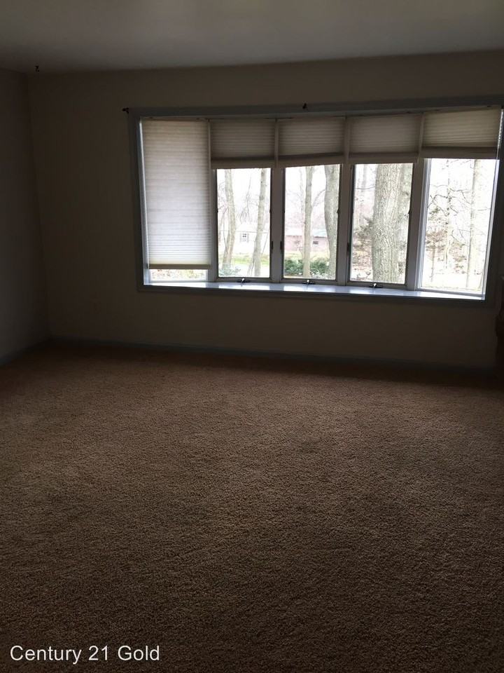 1089 Elwood St - Photo 3 of 11